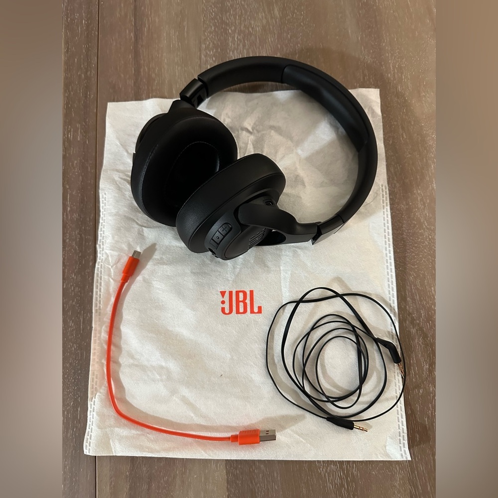JBL Tune 720BT - Wireless Over-Ear Headphones - Black - Picture 2 of 4